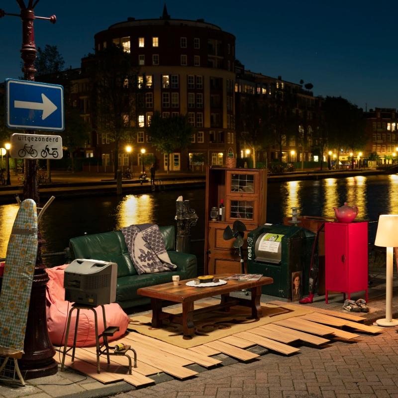 Aan het water in Leeuwarden is een tijdelijke kleurrijke woonkamer opgetrokken.
