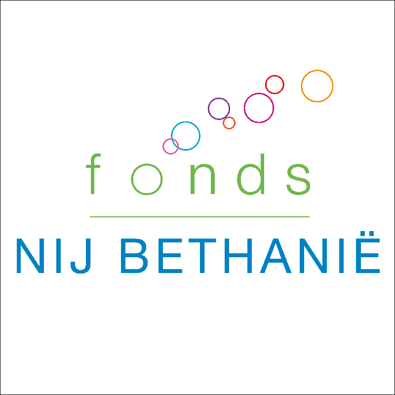 Het logo van Fonds Nij Bethanië toont 7 kleurrijke cirkels die symbool staan voor de 7 dorpen van Barradeel.